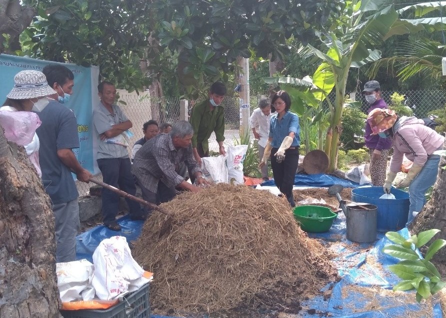 Phú Yên: Tập huấn tại hiện trường hướng dẫn các phương pháp ủ, sử dụng phân chuồng và phụ phẩm trong nông nghiệp